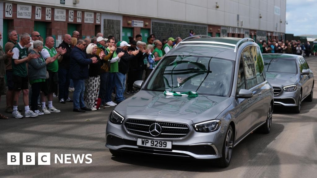 Hibernian fans pay tribute to ex-owner Sir Tom Farmer