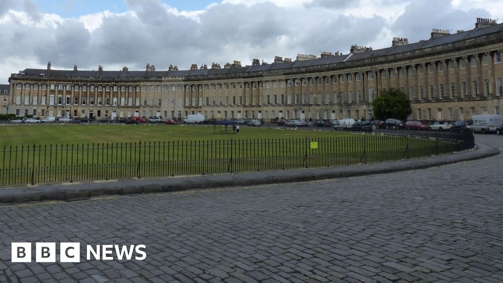 Headlines: Dinosaur thefts, Robbie concert and duck races