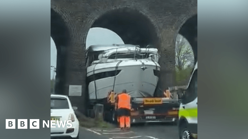 Mock sign fitted to Chelmsford viaduct after boat situation
