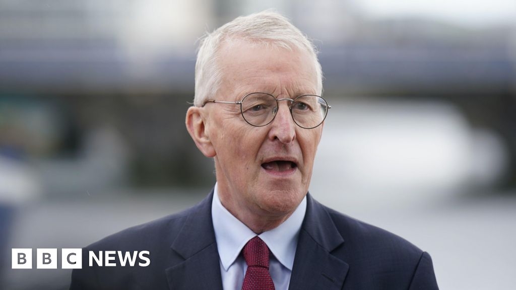 Paramilitaries 'won't be paid to leave'