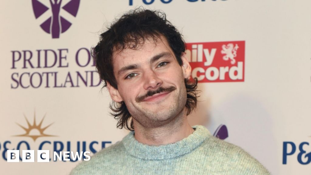 Influencer musician celebrates topping the album chart