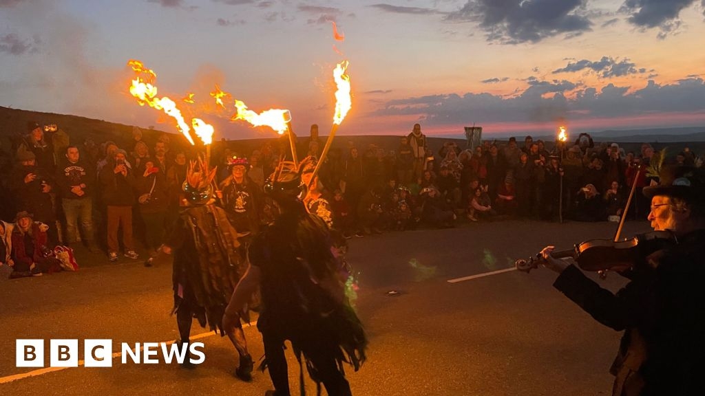 Hundreds gather to celebrate rising of sun of May day