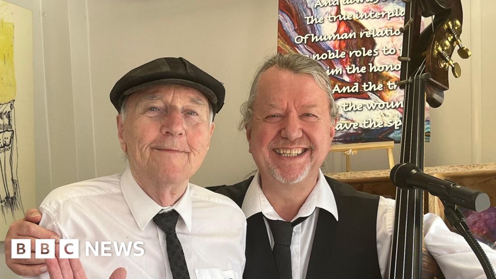 YouTube jazz pianist, 84, plays in Northampton market stall
