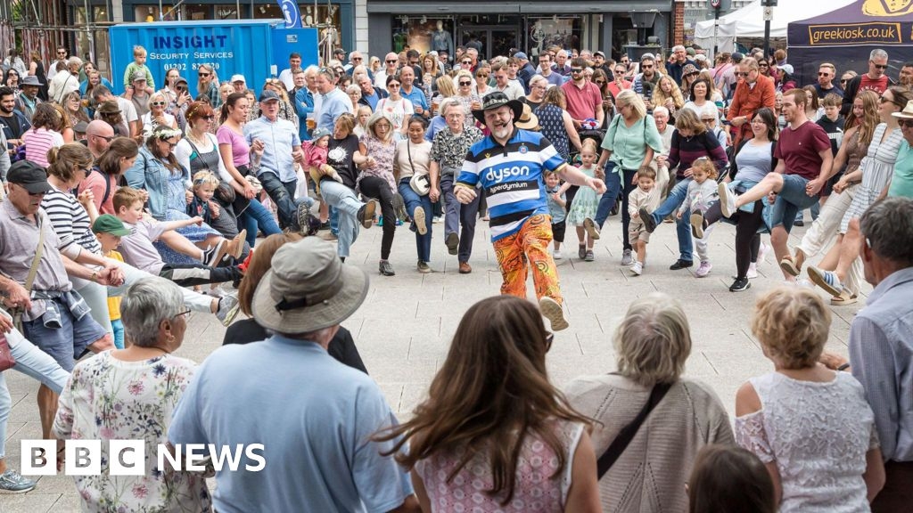 Thousands brave rain for Wimborne Minster Folk Festival