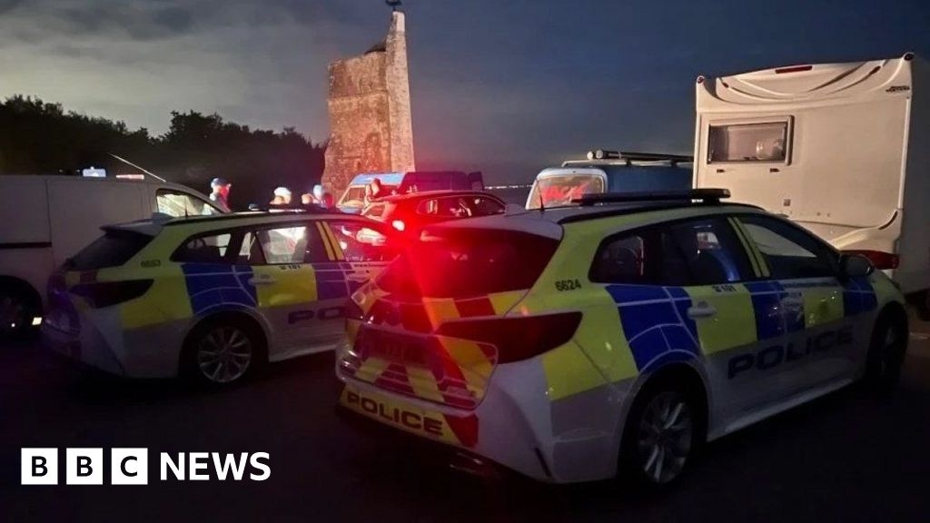 Teenage girls cut off by tide rescued by lifeboat crew on Isle of Wight