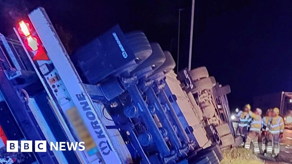Stretch of A46 near Newark closed after lorry overturns