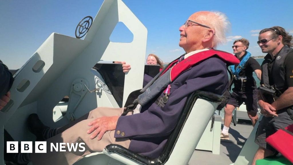 WW2 veterans ride on D-Day boat for VE Day in Portsmouth