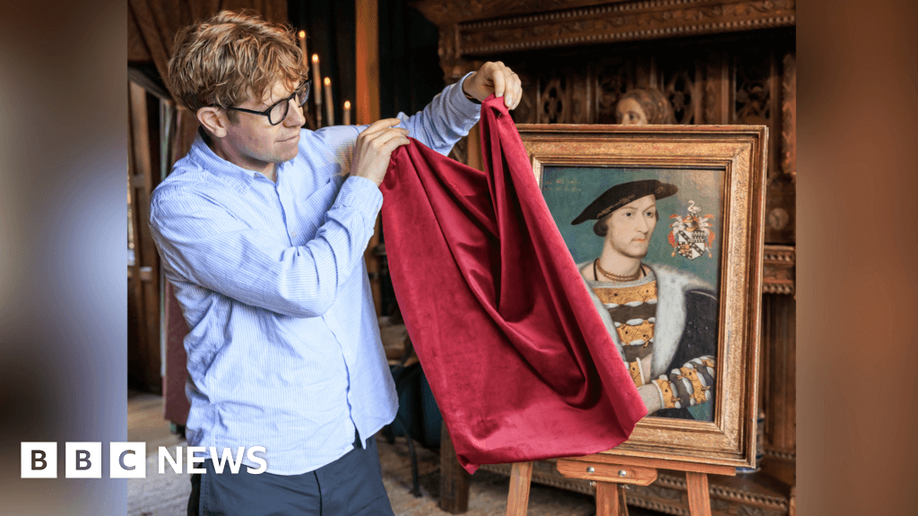 Josh Widdicombe unveils portrait of William Carey at Hever Castle