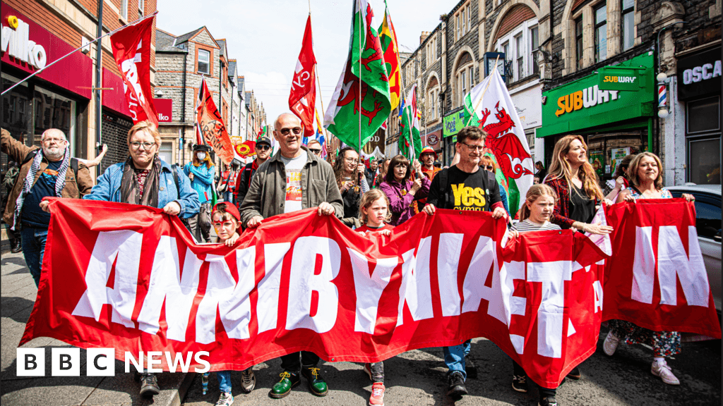 Barry: Thousands attend Welsh independence march