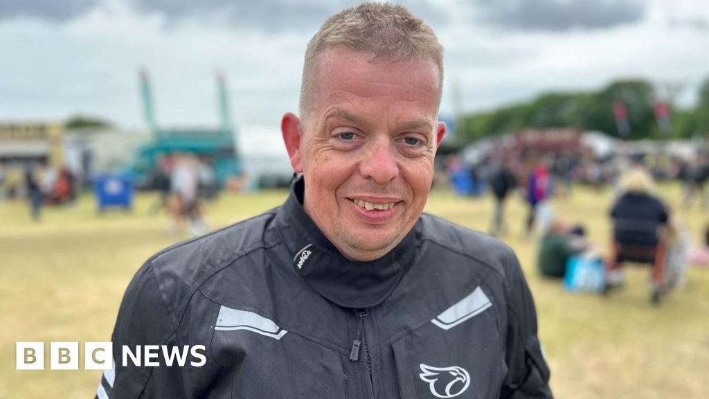 Isle of Man TT: Fans not deterred as weather delays racing