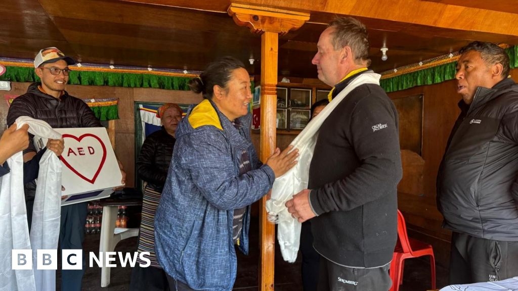 Defibrillator installed on Everest by Oxted man saves climber