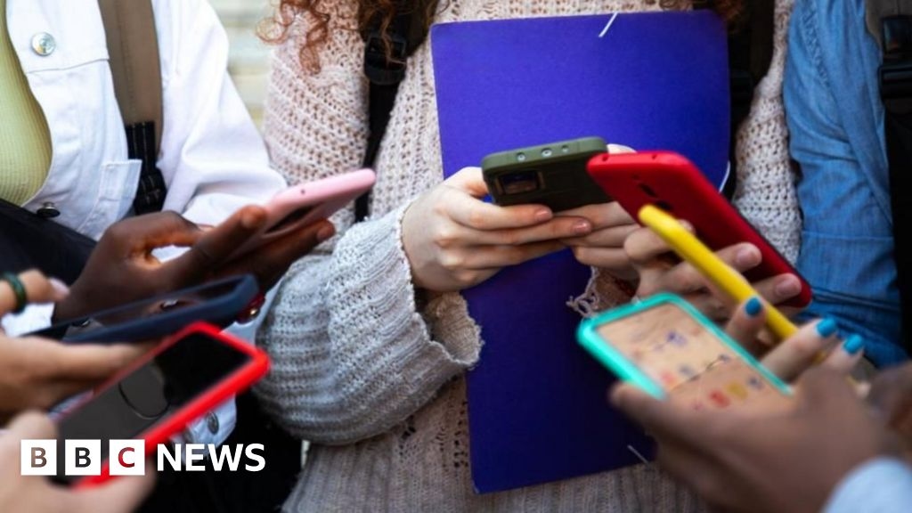 Smartphones: Behaviour better at phone-free school, head says