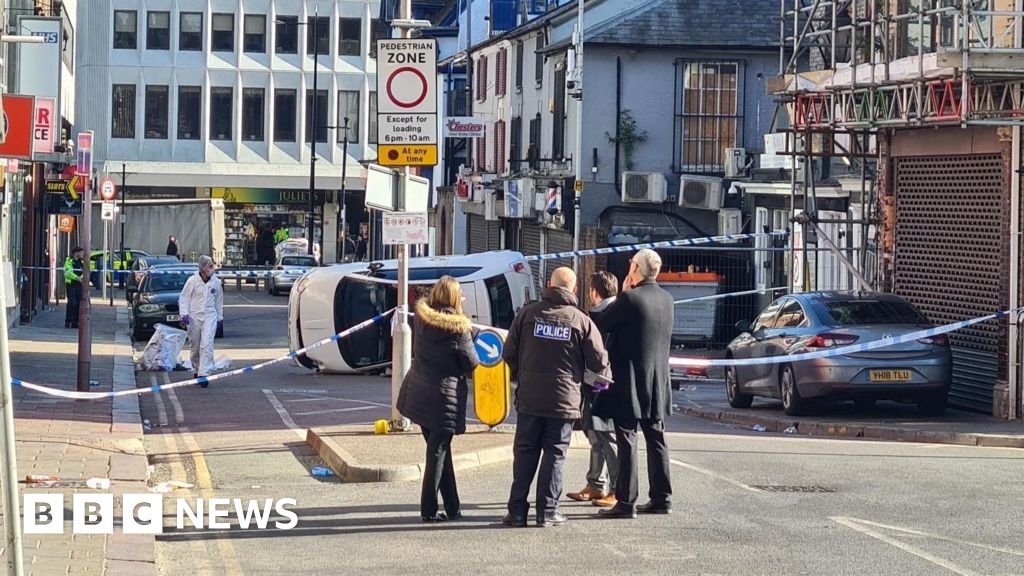 Attempted murder charges after car hit pedestrians in Luton