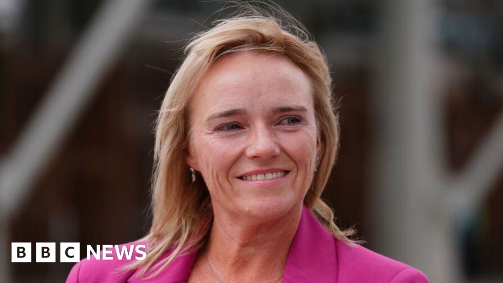 NHS Fife tribunal over nurse's changing room row with trans doctor to resume