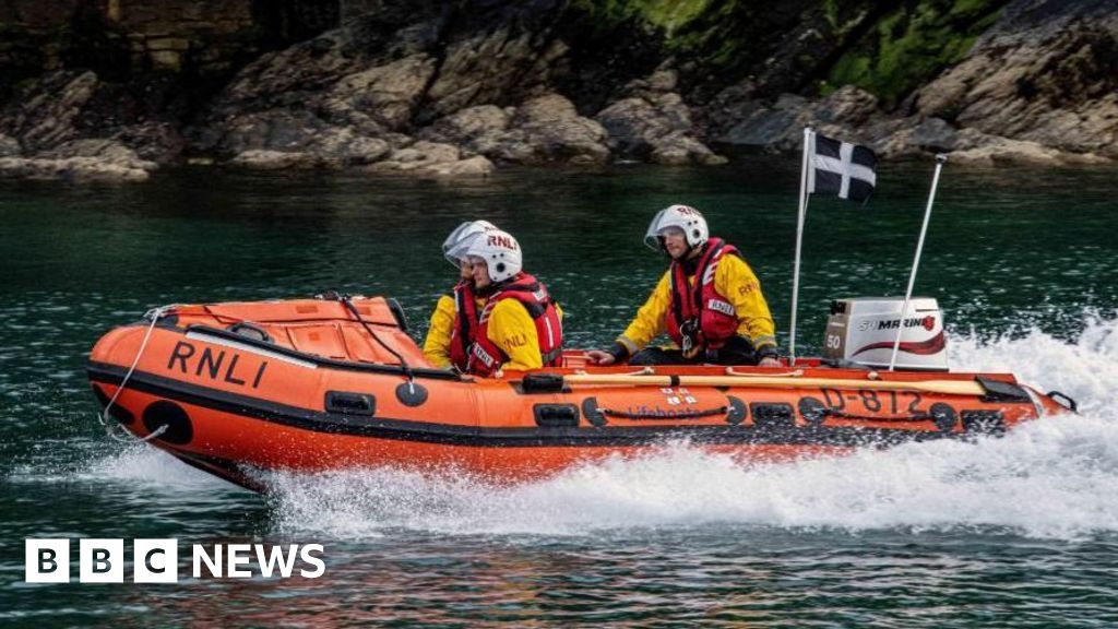 Looe RNLI volunteers rescue teenager cut off by tide