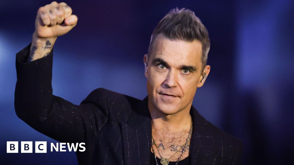 Robbie Williams: Fan photo requests cause 'discomfort'