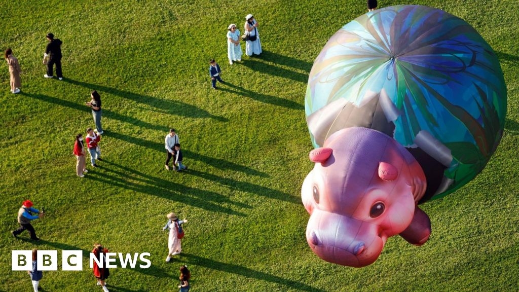 Bottles, bags and a balloon: Photos of the week