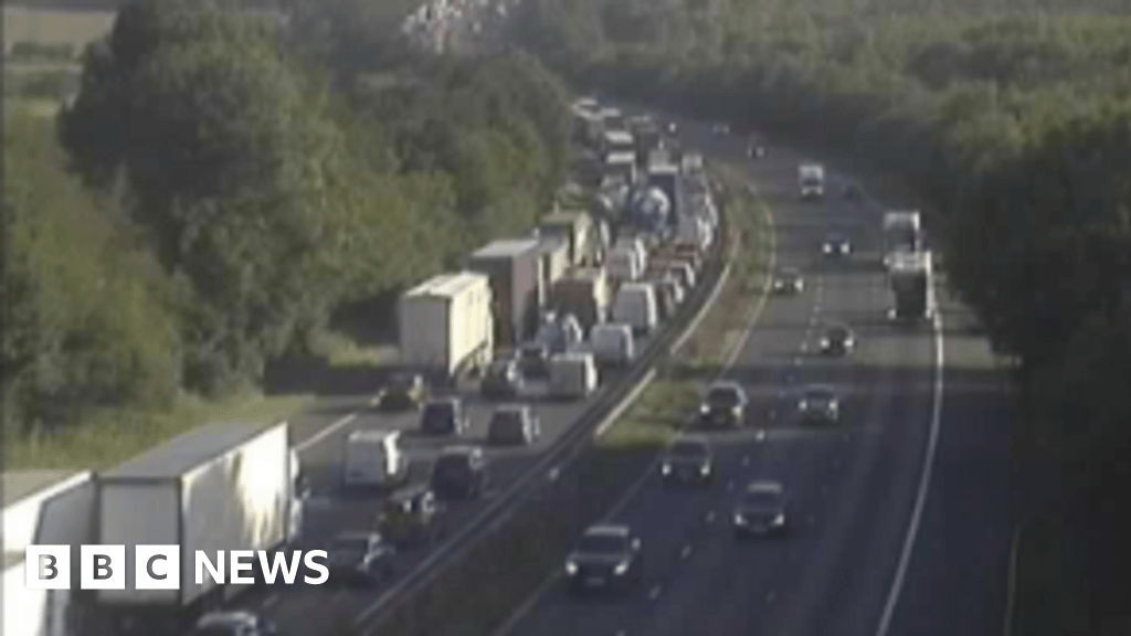 Two lanes closed on M1 in Leicestershire after crash