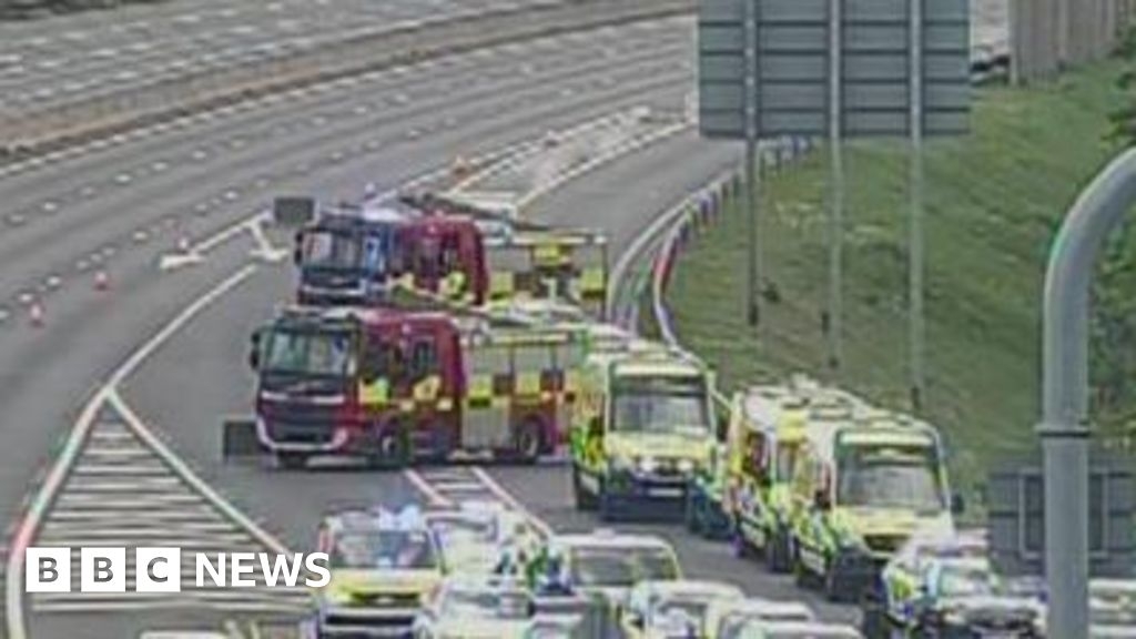 'Major' crash shuts M4 motorway in both directions