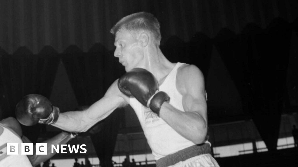 Tributes paid to Dundee boxing legend Dick McTaggart