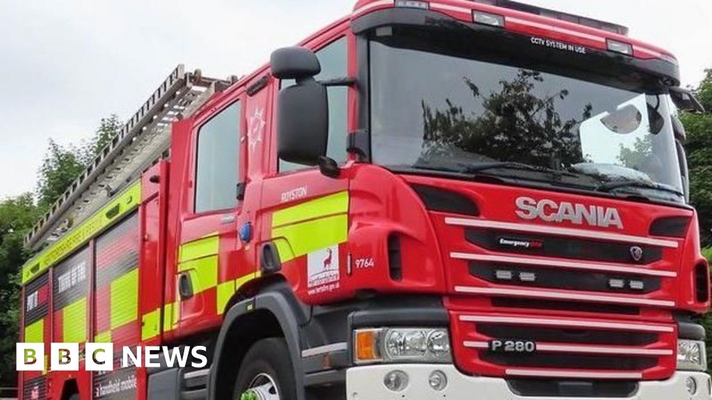 'Keep windows shut' warning over Kings Langley fire