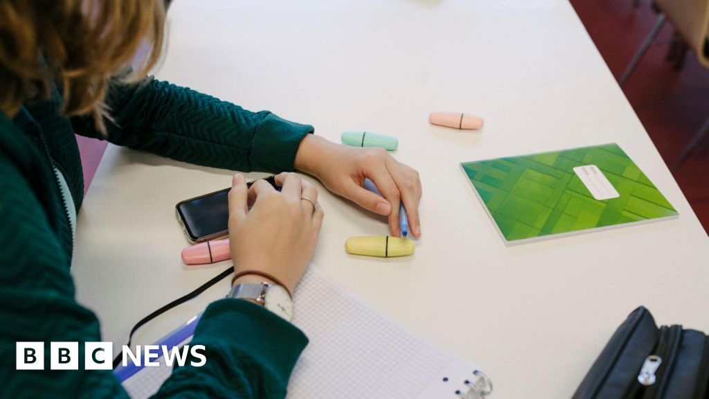 Thousands of Kent parents pledge to delay access to social media