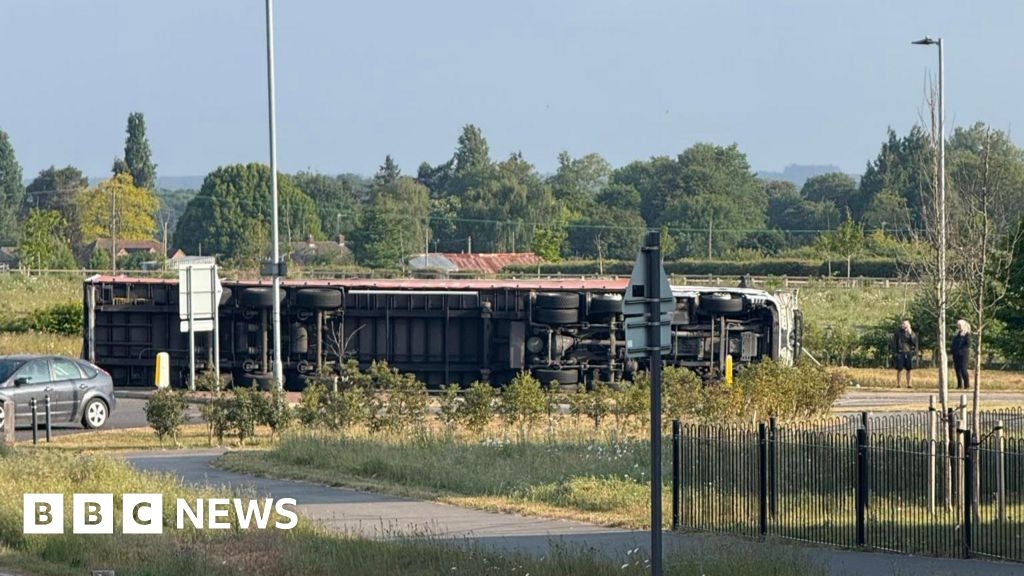 Overturned lorry blocks and closes B1106 near Bury St Edmunds