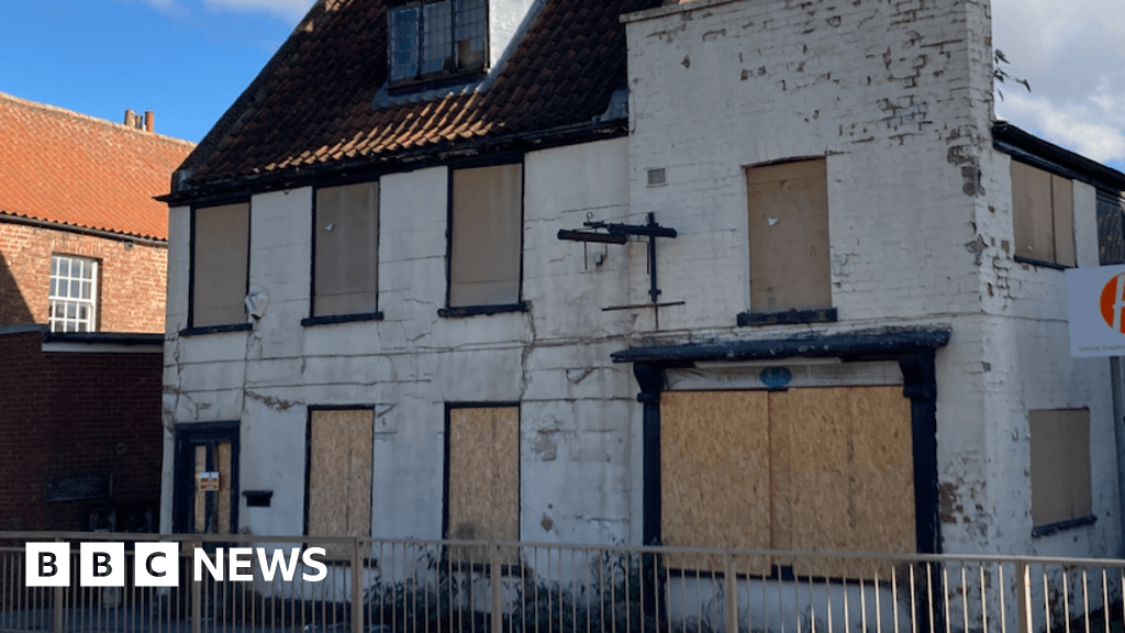 Woman fined as Boston listed building left in 'disrepair'