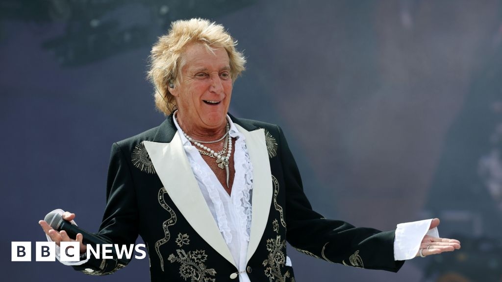 Rod Stewart fans party in Hinckley - 160 miles from Glastonbury