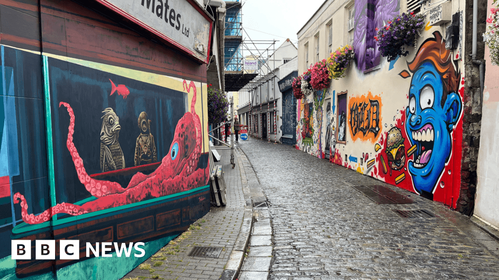 Fake roadworks direct people to Guernsey art show