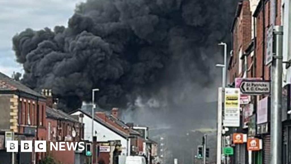 Garage fire causes huge plume of black smoke above town