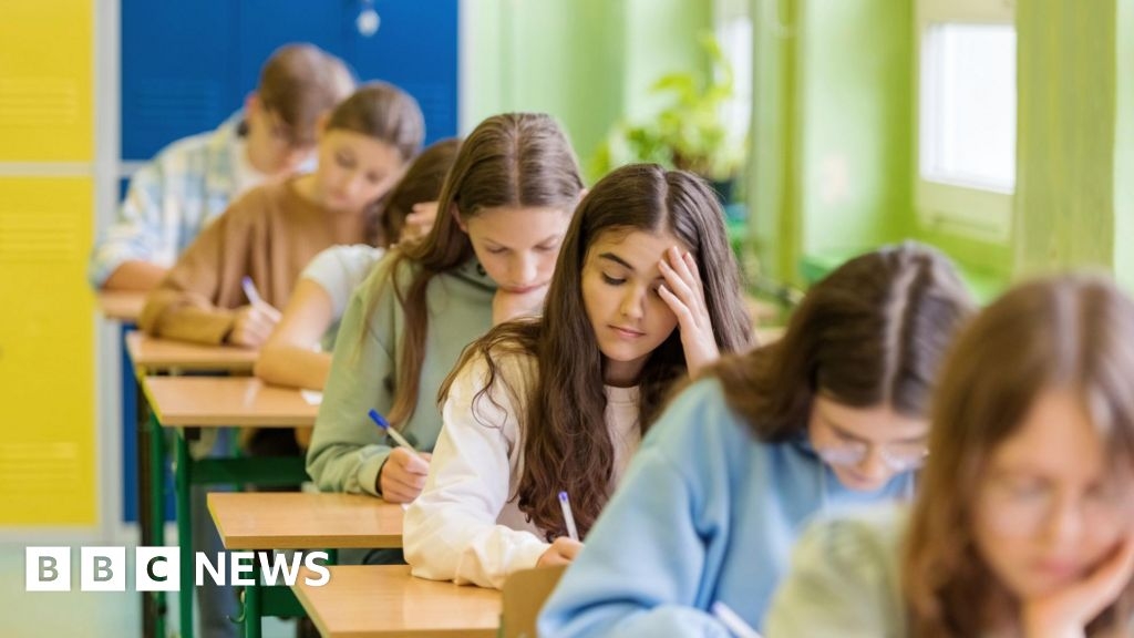 Bath Uni 'sorry' for not giving students enough time for exam