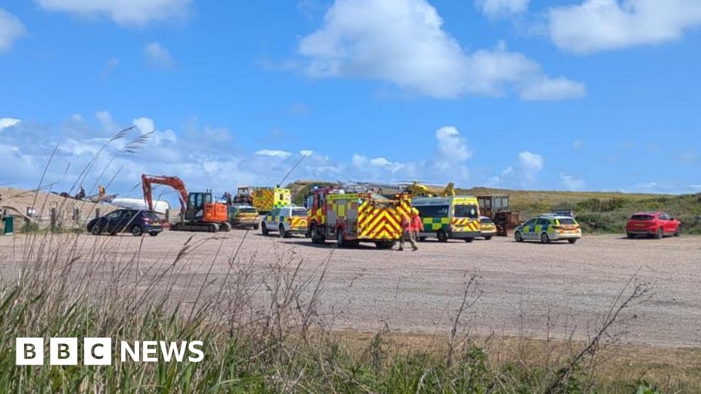 Paraglider pilot injured on Norfolk coast at Weybourne