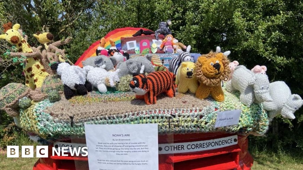 Knitted postbox toppers take over Isle of Wight museum