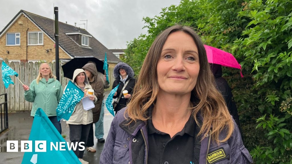 Teachers strike at St Andrew's primary school in Hull