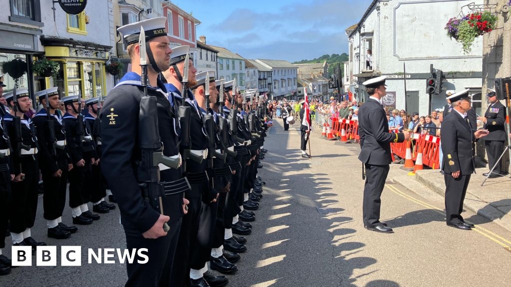 Hundreds of sailors take part in Freedom of Helston parade