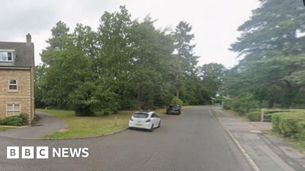 Pedestrian suffers serious injuries in Sarisbury as car fails to stop
