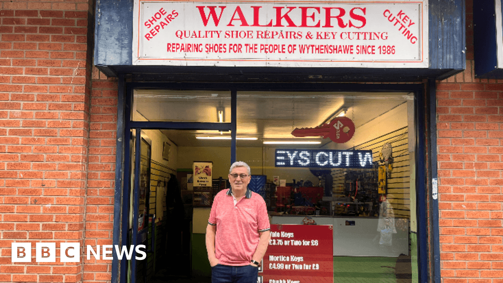 Wythenshawe cobbler retiring after 39 years thanks community
