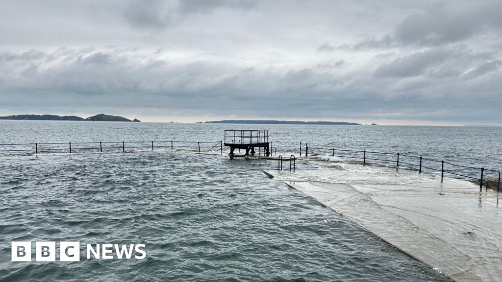 Guernsey deputies seek solution to save bathing pool diving board