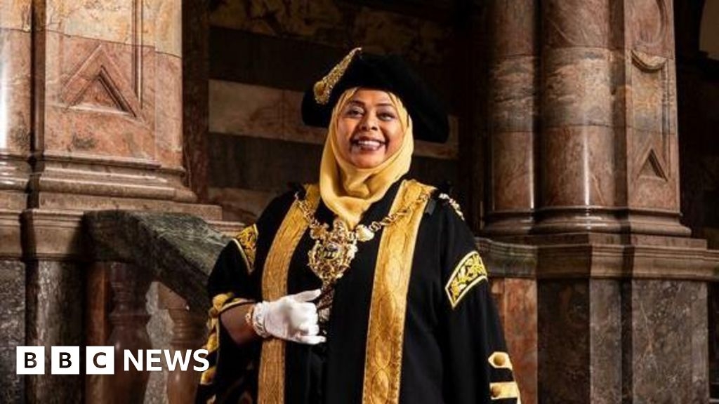 Sheffields names first black, hijab-wearing Lord Mayor