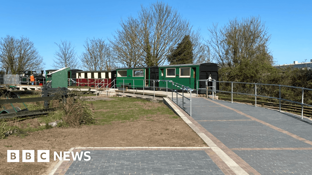 Sittingbourne: Accessible platform for light railway station