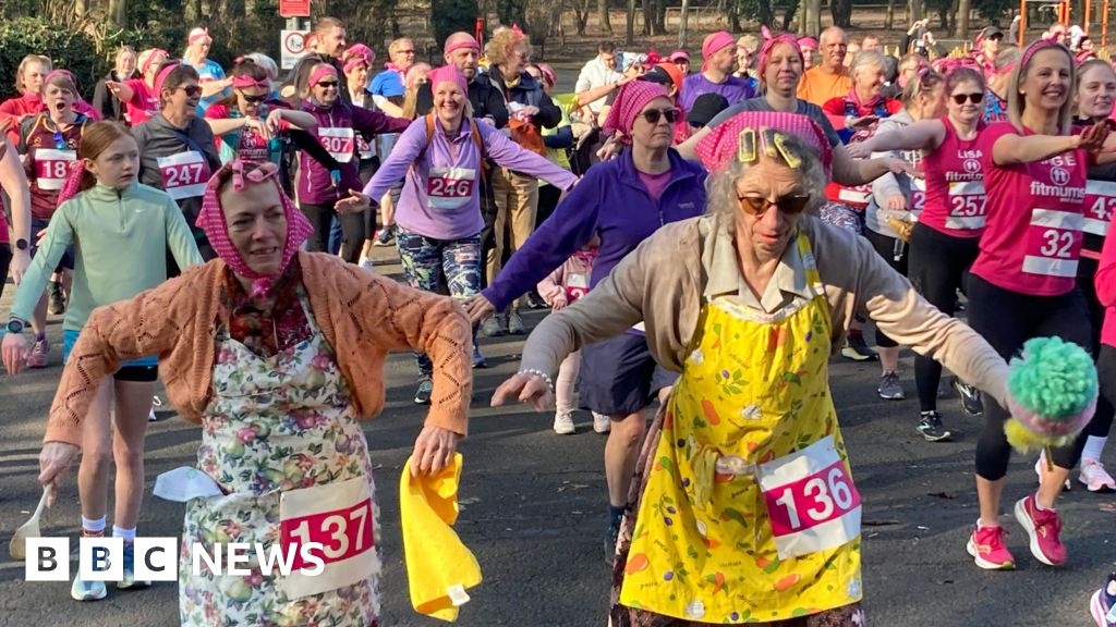 Hundreds join Headscarf Hustle across the Humber Bridge