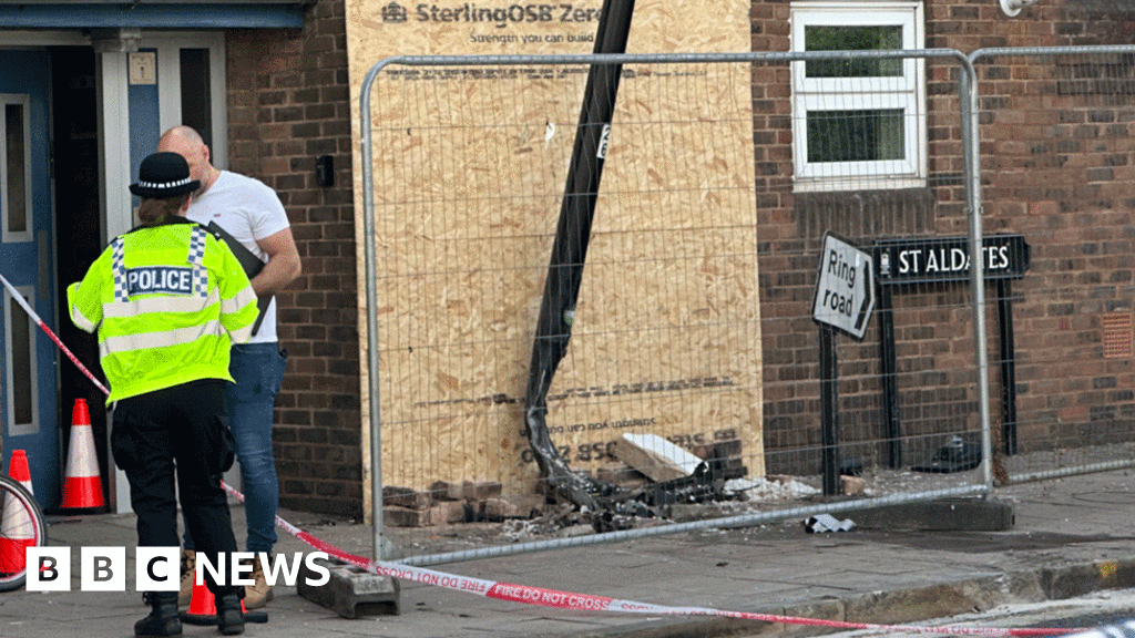 Man arrested after car hits building in Oxford