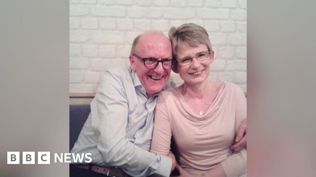 Ovarian cancer: Widower warns of 'sneaky' symptoms