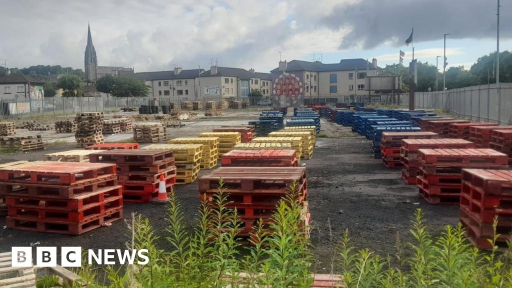 Londonderry: Contractors 'unwilling' to remove bonfire material