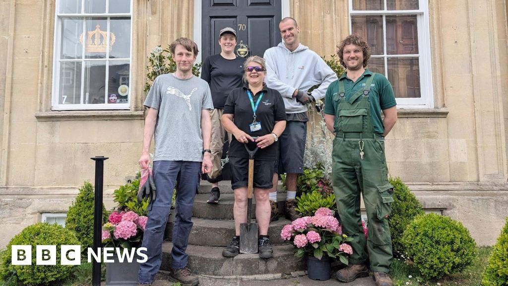 Apprentices transform Trowbridge garden with rambling roses