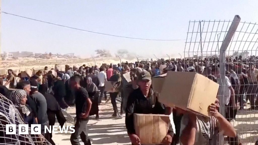 Gaza: Crowds storm US-backed group's new aid distribution centre