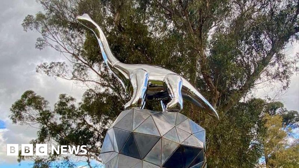 Taupō: New Zealand dinosaur sculpture Boom Boom fuels debate
