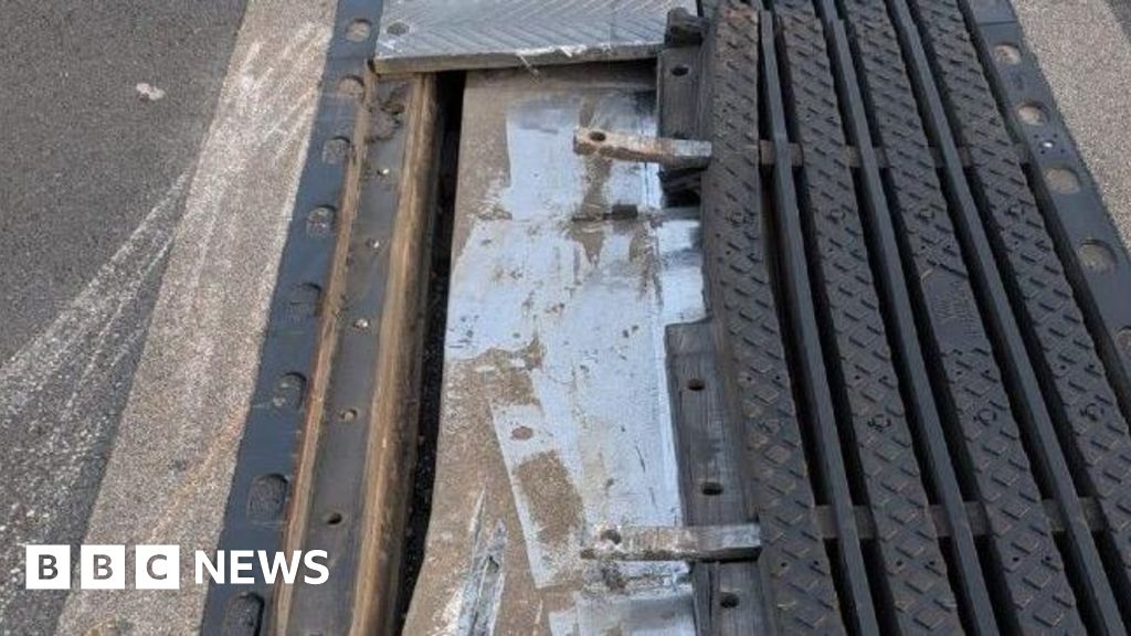 'Substantial delays' likely as M62 Ouse Bridge joint fails