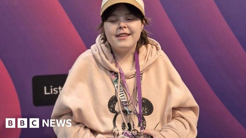 'I lost my sight at 15 and want to give others hope through art'